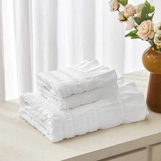 White Elegant Ruffle Seersucker Duvet Cover with 2PCS Pillow Shams - 3-Piece Vertical Stripe Clipped Floral Textured Bedding (Twin Size 168 x 229 CM)