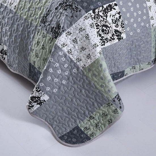 Vivacious Quilted bedspread and pillowcovers set: Full of Life and Energy-Queen