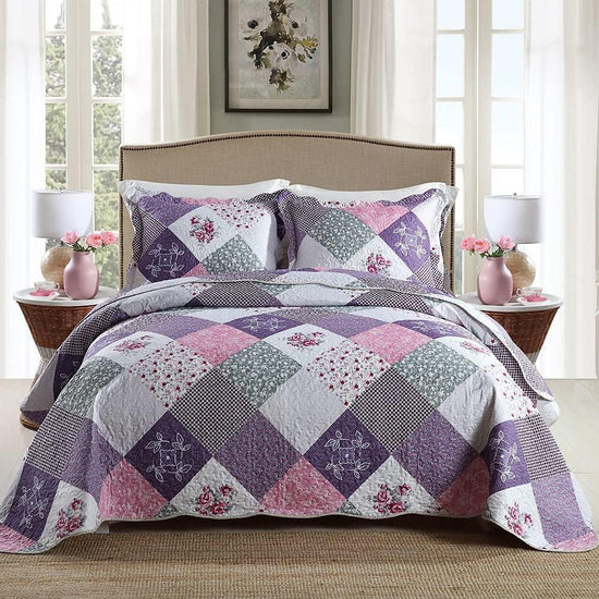 Quaint Quilted bedspread and pillowcovers set: Perfect for a Cozy Retreat-Queen