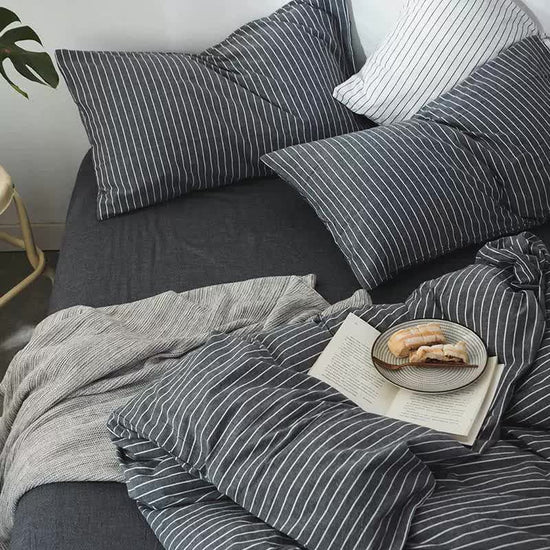 Black Stripes Three-Piece Bedding Set - Comfortable Polyester with Adjustable Corner Straps (Quilt Cover 200*230CM + Pillowcase 51*76CM*2)